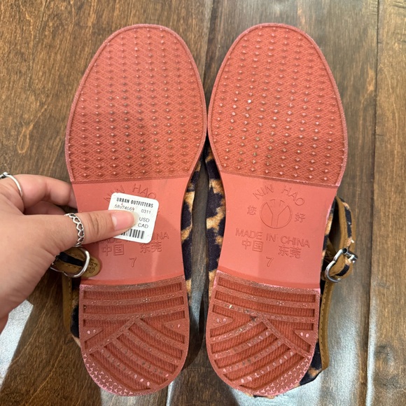 Urban Outfitters Velvet Mary Leopard Jane Flats size 7 New - Picture 5 of 7